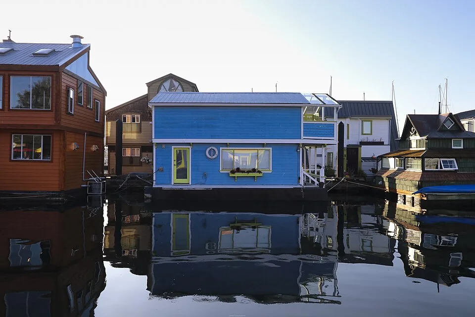 Floating homes and harbour life in Victoria